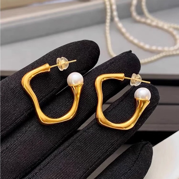 Jewelry - Elegant Gold Pearl Earrings